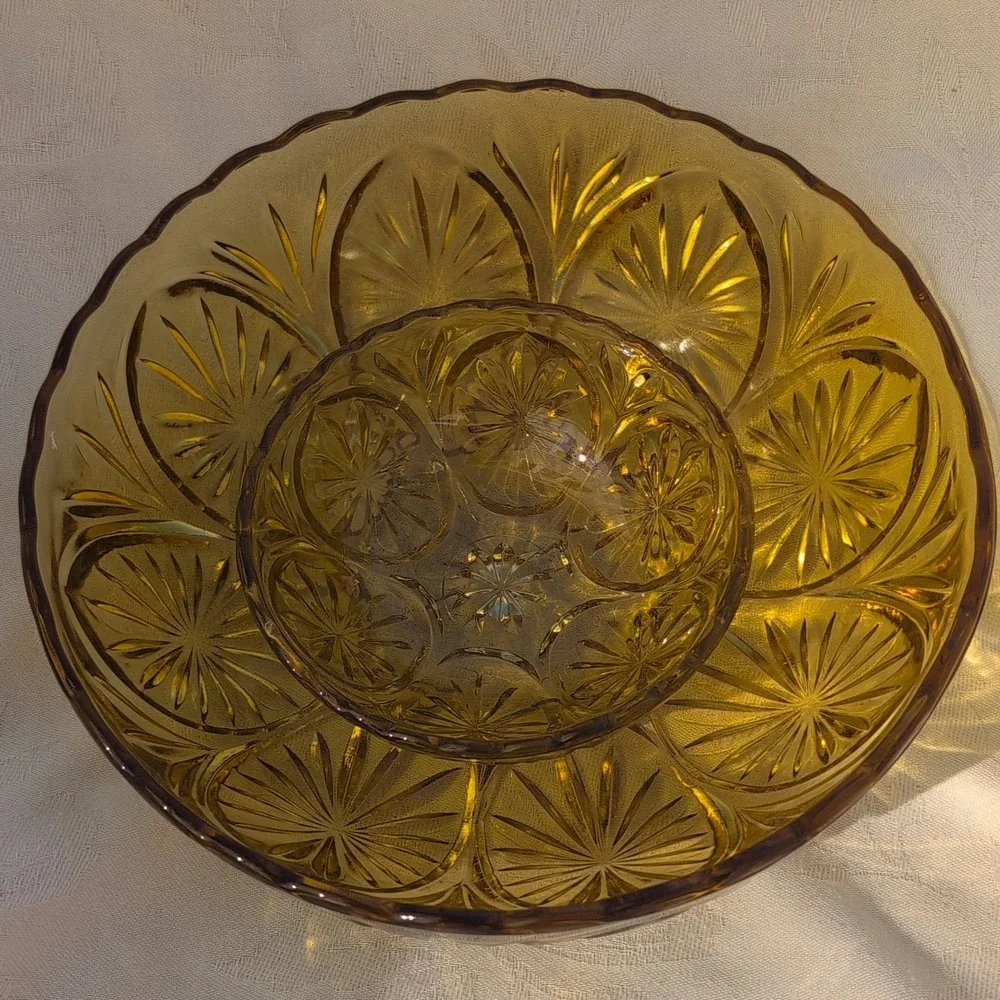 Vintage Anchor Hocking Star and Cameo Medallion Yellow Amber Glass Serving Bowls